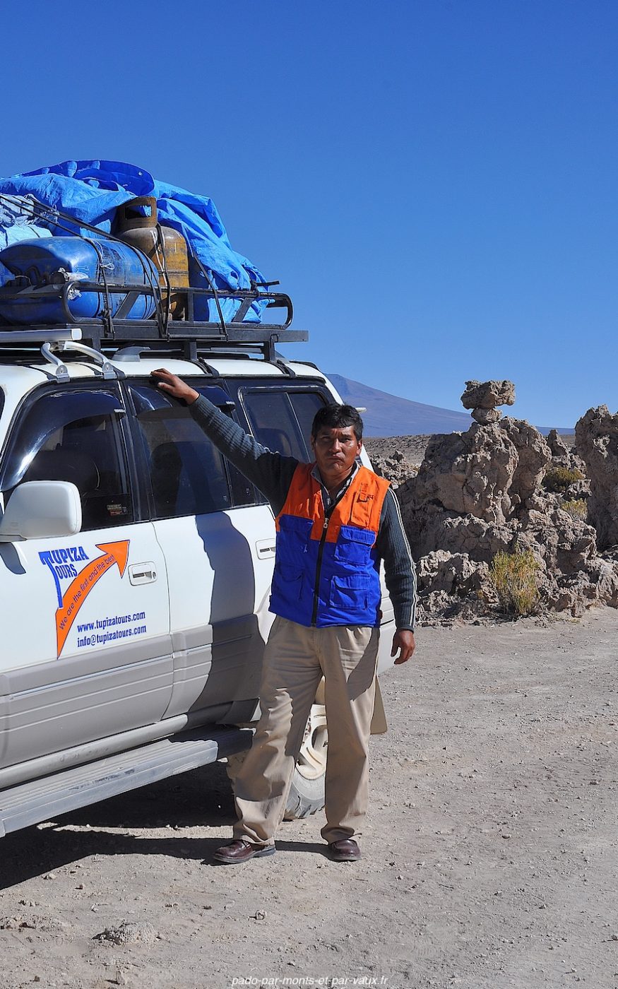 Santos pose devant le 4X4 Santos pose devant le 4X4